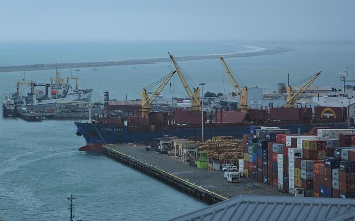 Record imports of wine and bottles despite shipping challenges