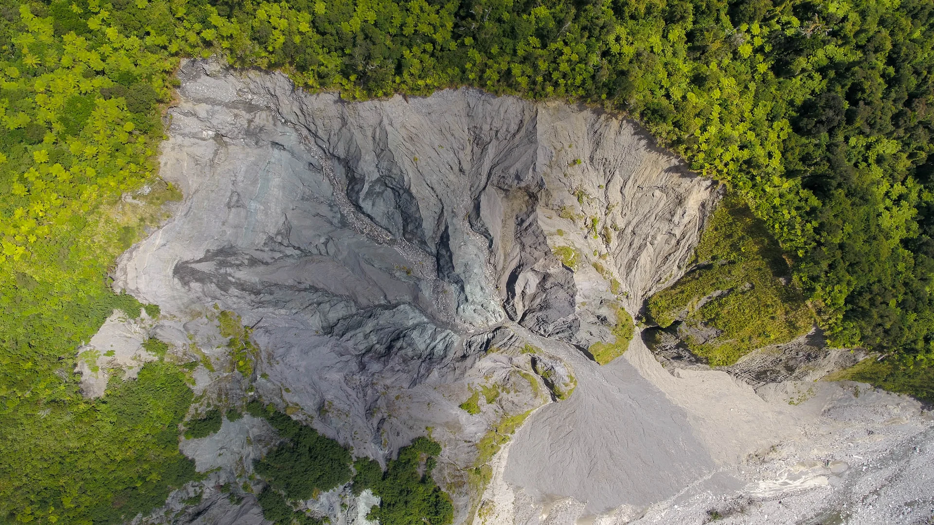 How do we know that the Alpine Fault is due to rupture?