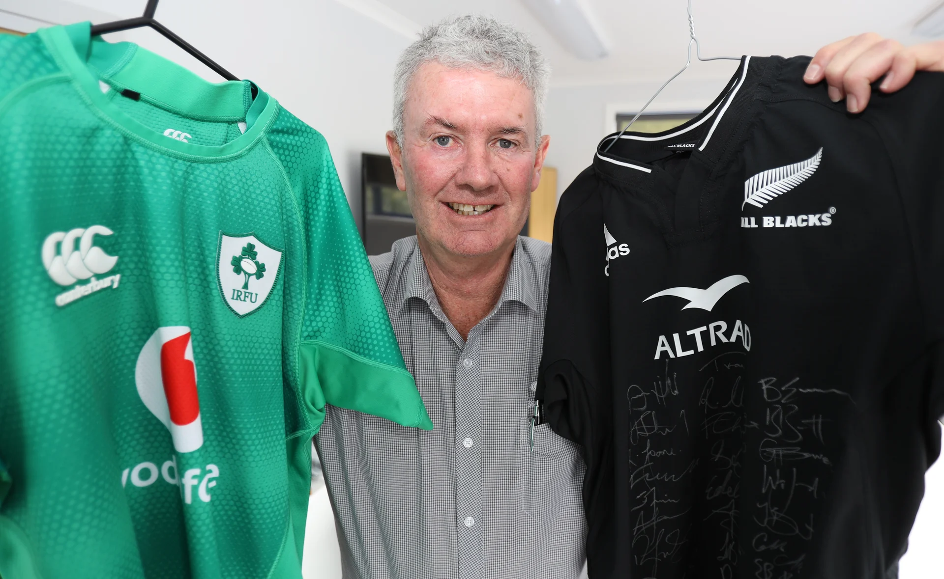 Star rugby jerseys to help Nelson College
