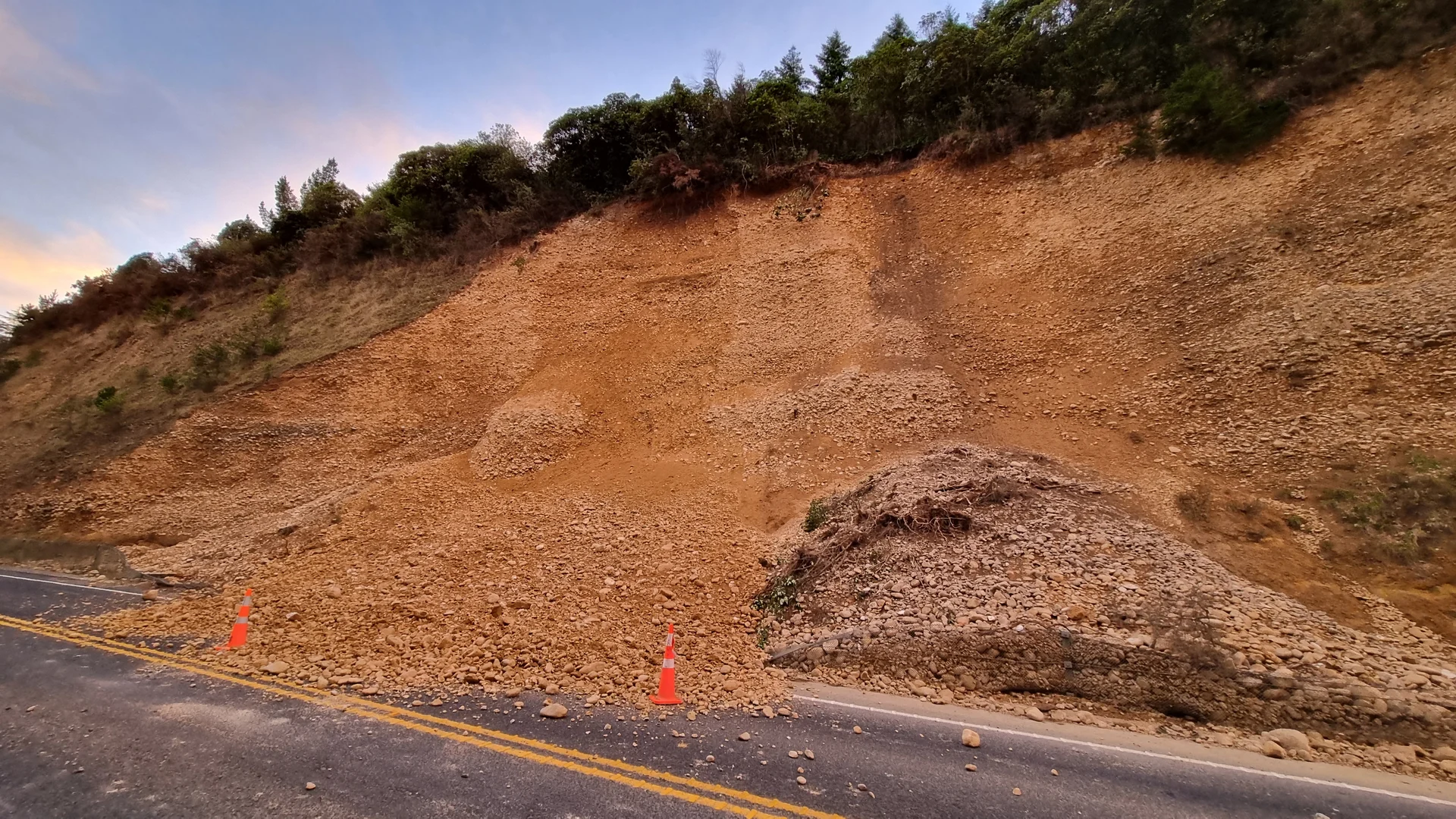 Rockfall closes SH6