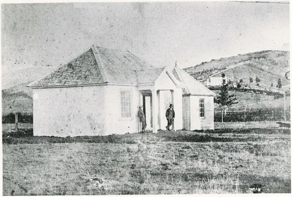 History: The beginnings of a 
library for Waimea