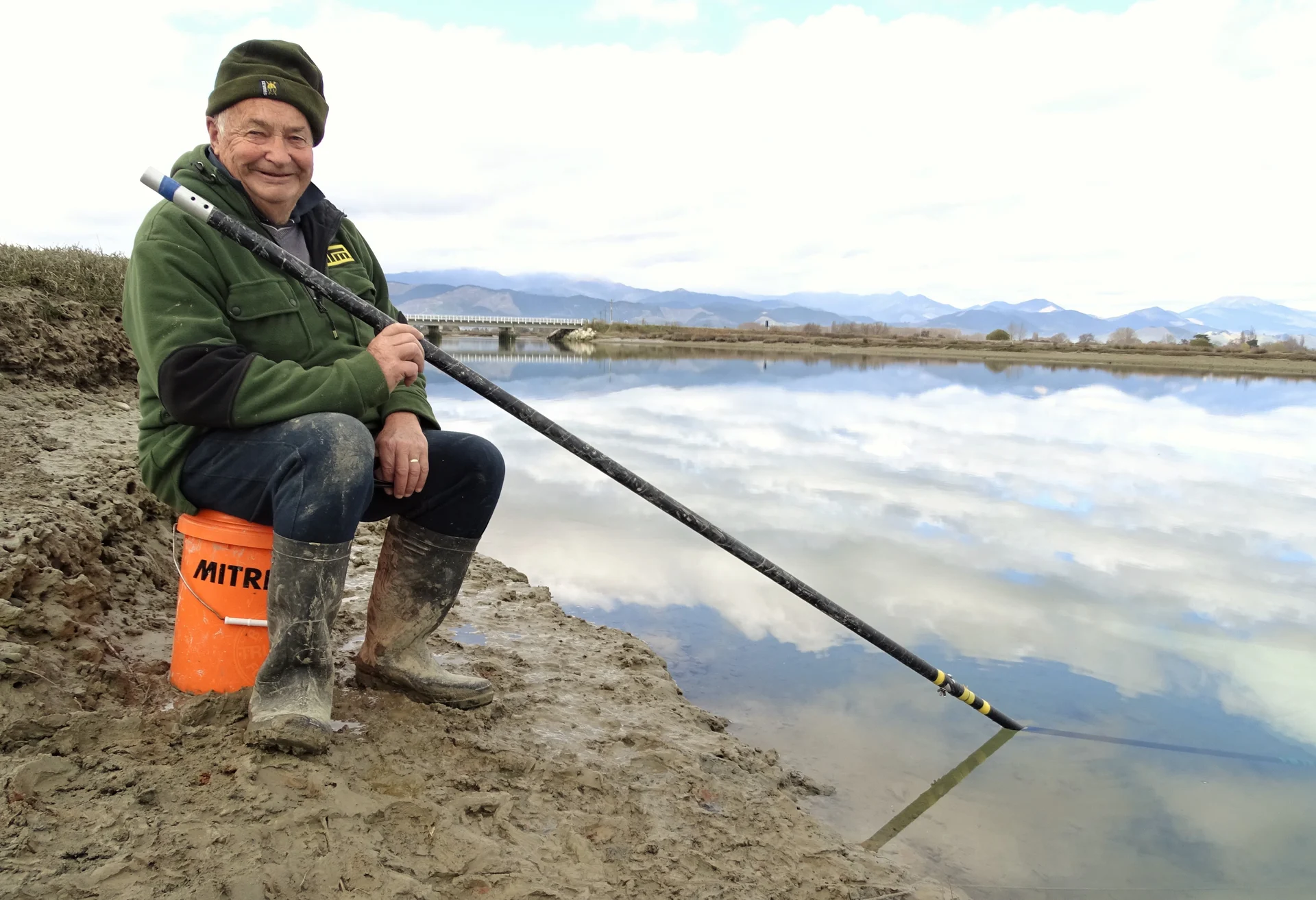 Whitebaiters head to the water