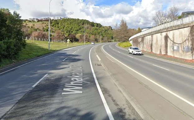 Crash temporarily closes Whakatu Drive