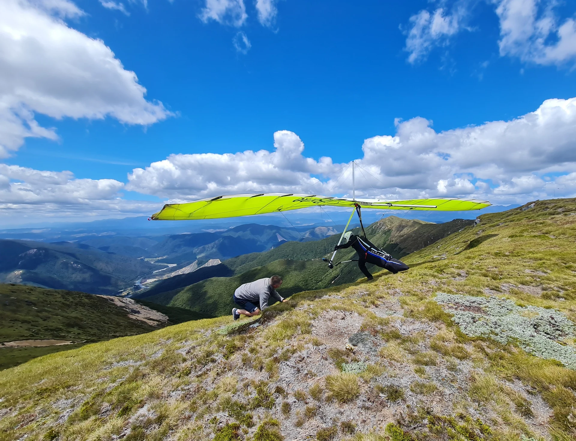 Hang glider champs lift off near Murchison