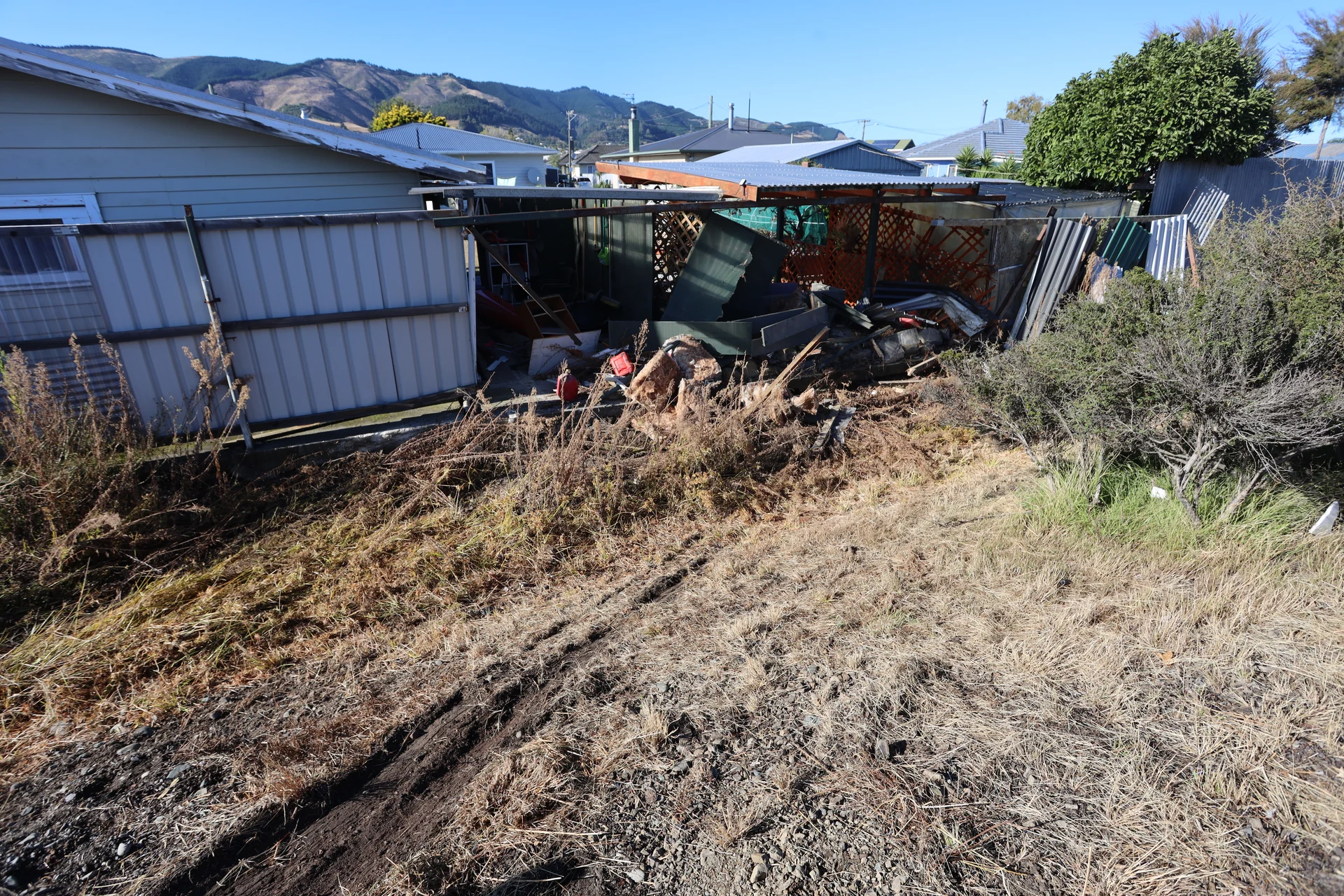 Car crashes through fence in Richmond