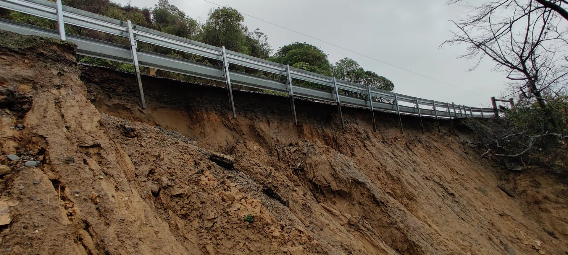 Tākaka Hill reduced to one lane following slip