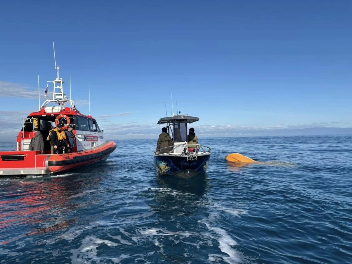 Kayaker’s lifejacket keeps man afloat