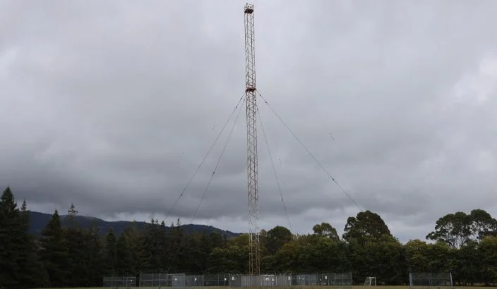 Radio mast signing off at Saxton Field