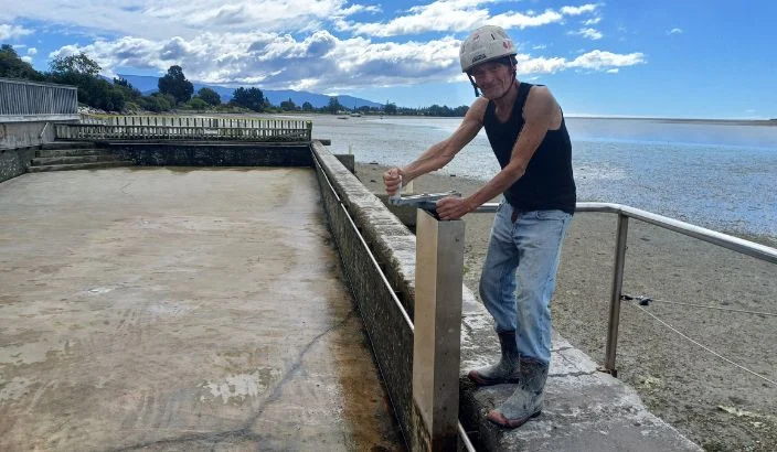 Volunteers and council clean up saltwater stand-off