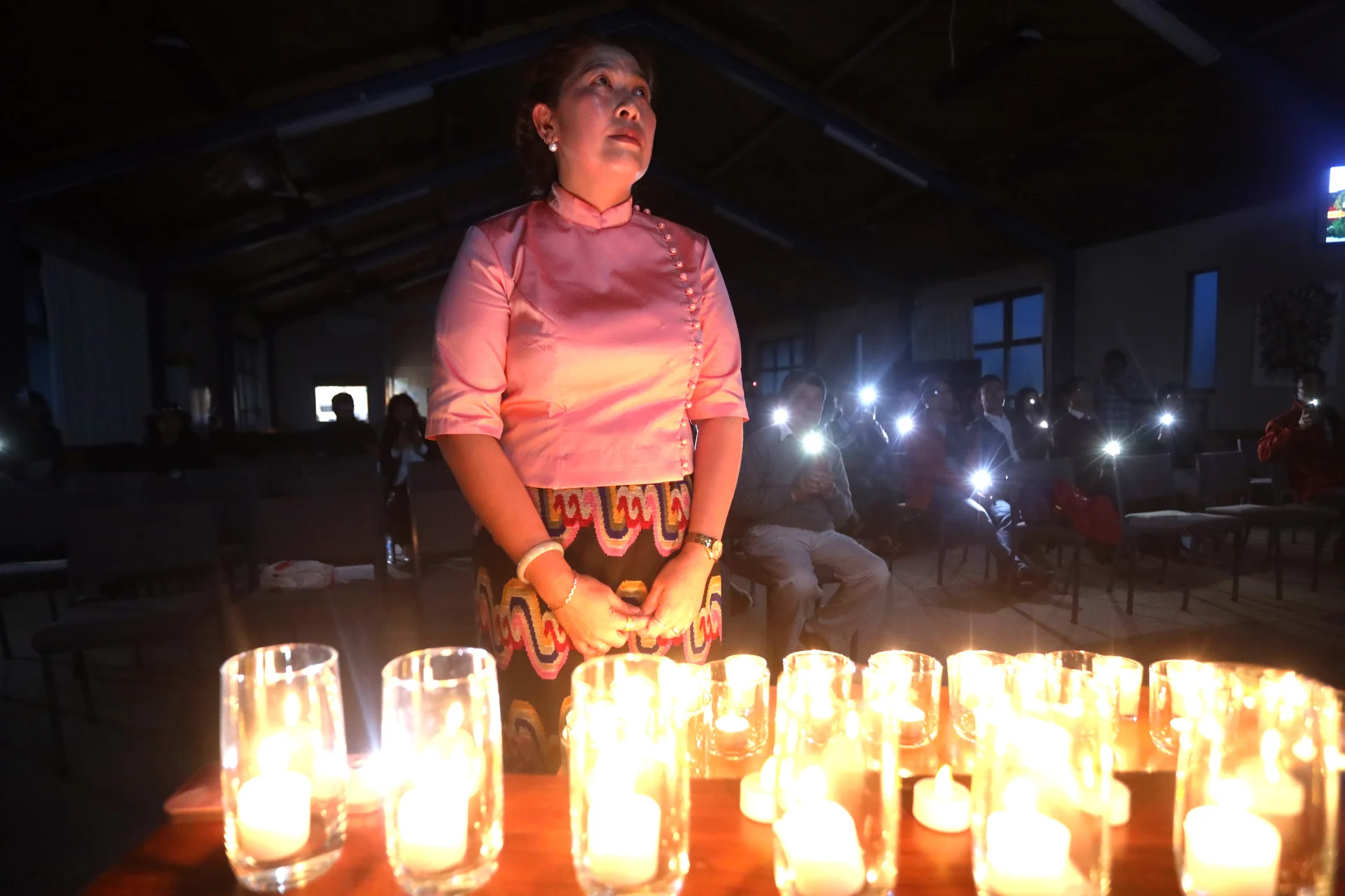 Candlelight vigil held for quake victims