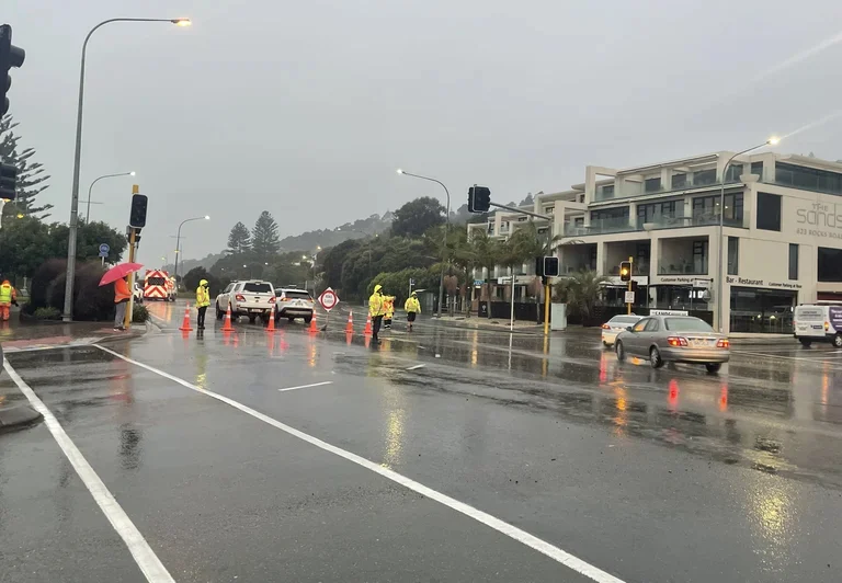 Rocks Rd remains closed
