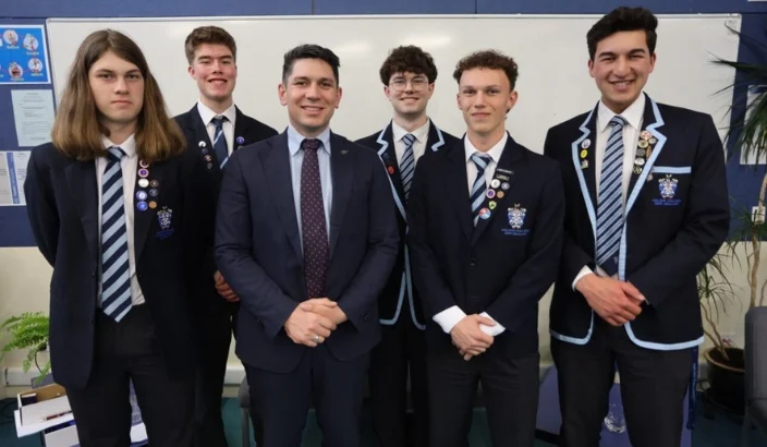 Minister lauds flood recovery students