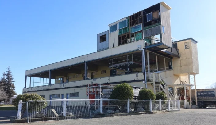 Richmond grandstand dismounting