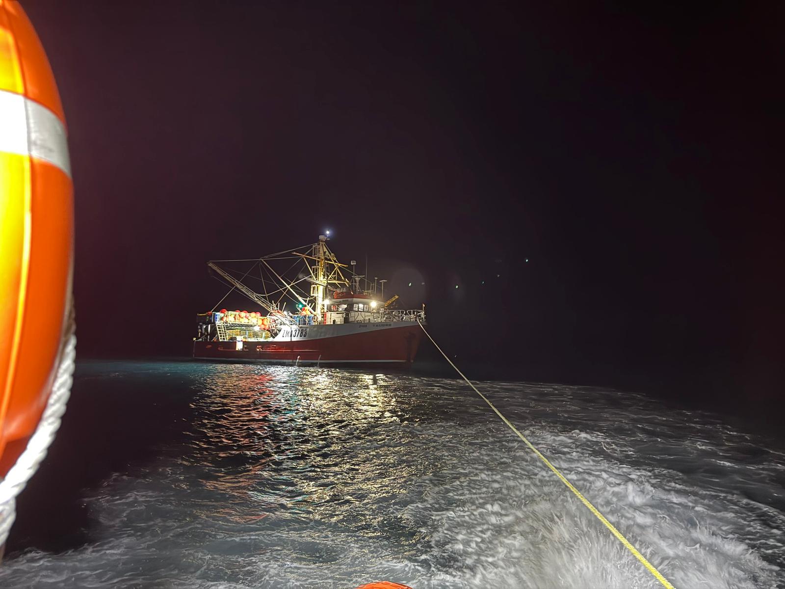 Five rescued in French Pass after vessel ran aground