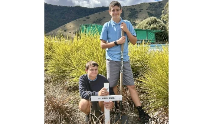 Students honour local soldiers with ANZAC crosses