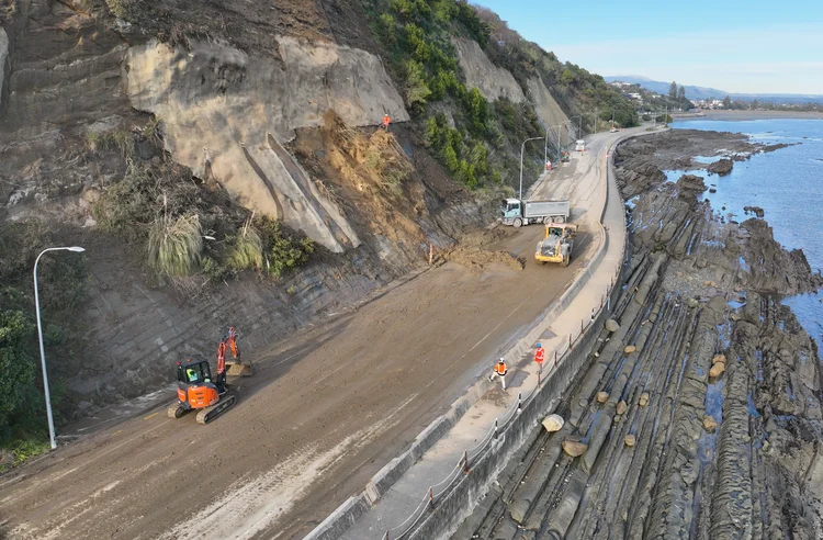 Rocks Road traffic lanes to shift for cliff works