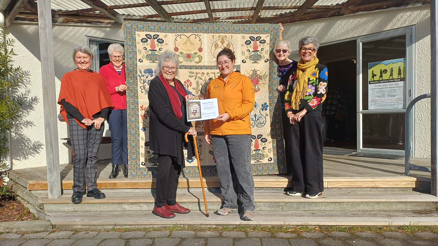 Quilters boost Motueka LandSAR with donation