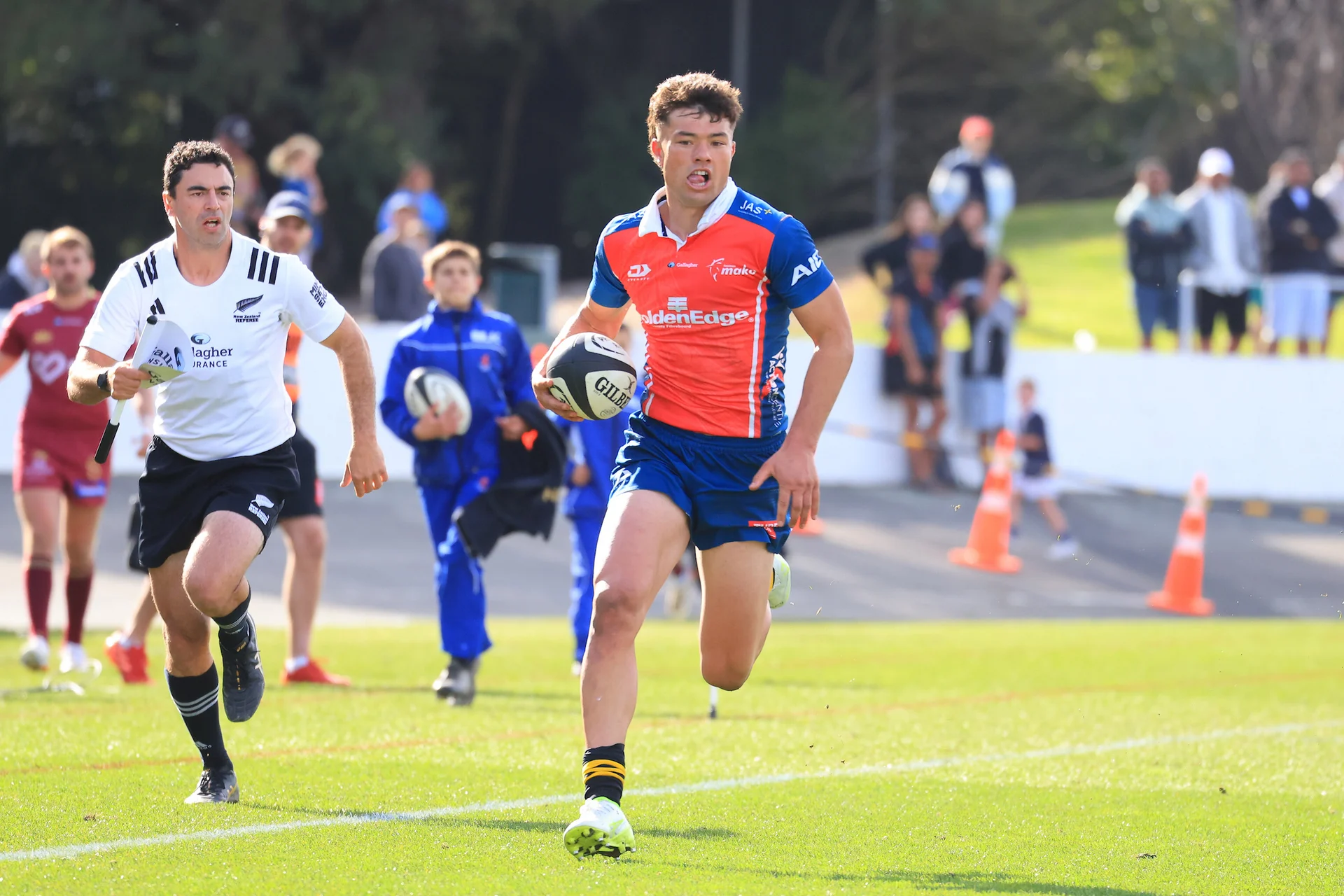 Mako men tame Lions