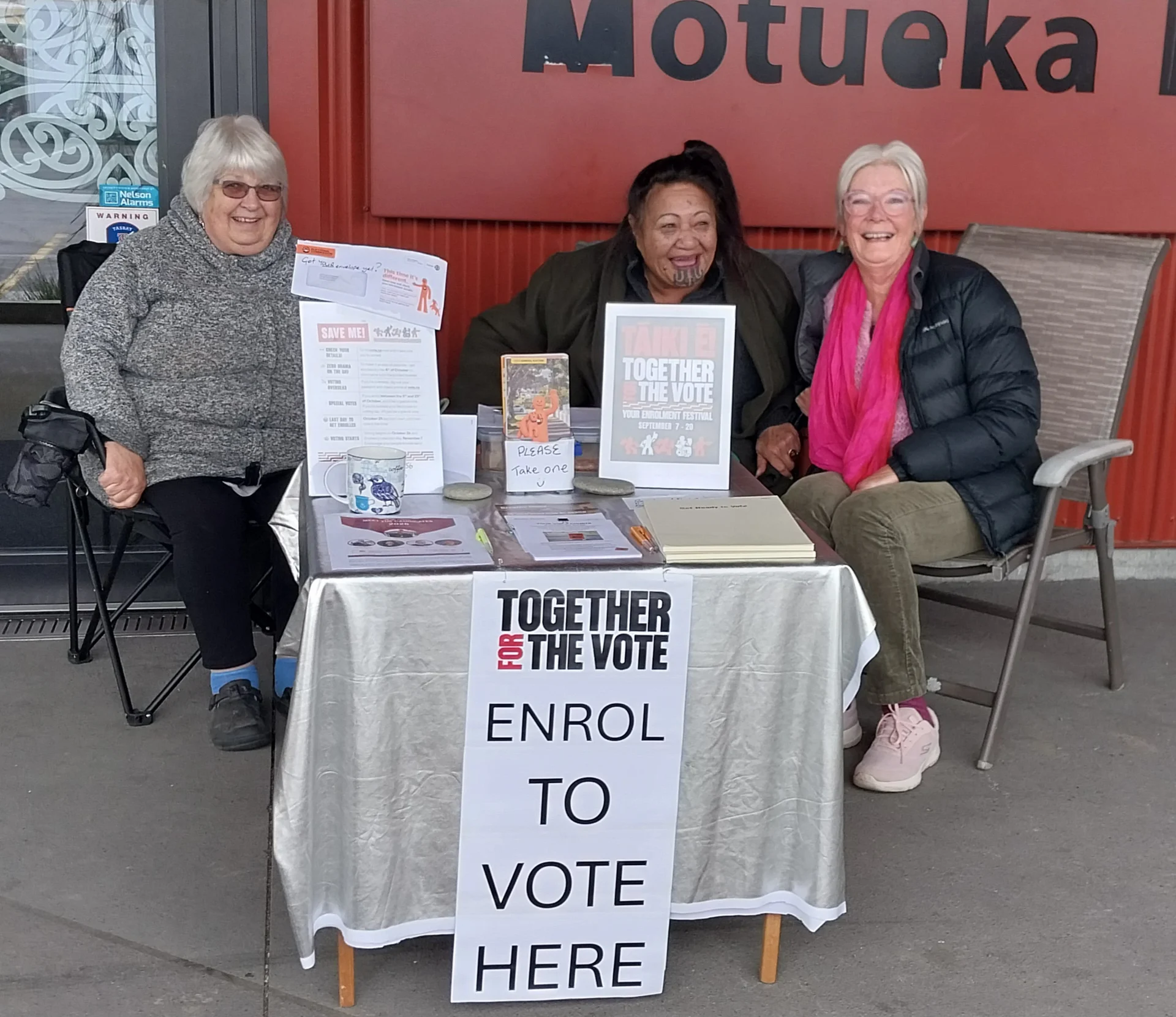 Motueka women help residents enrol to vote