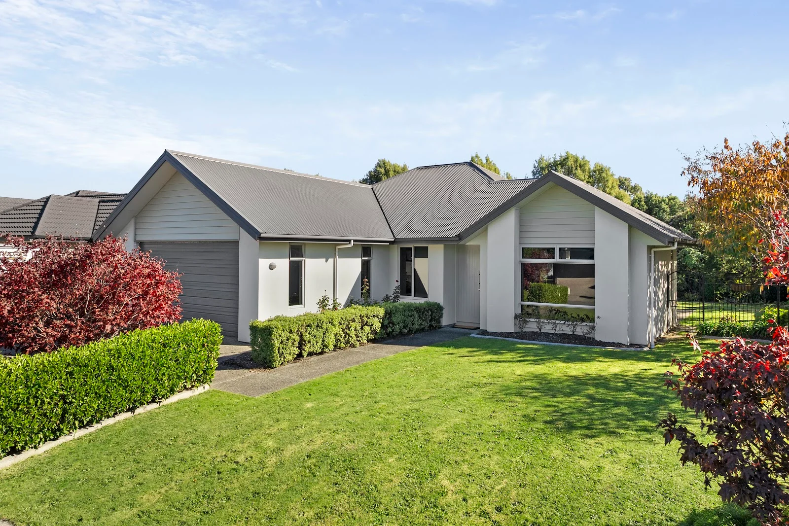 Extensive Family Living close to Schools