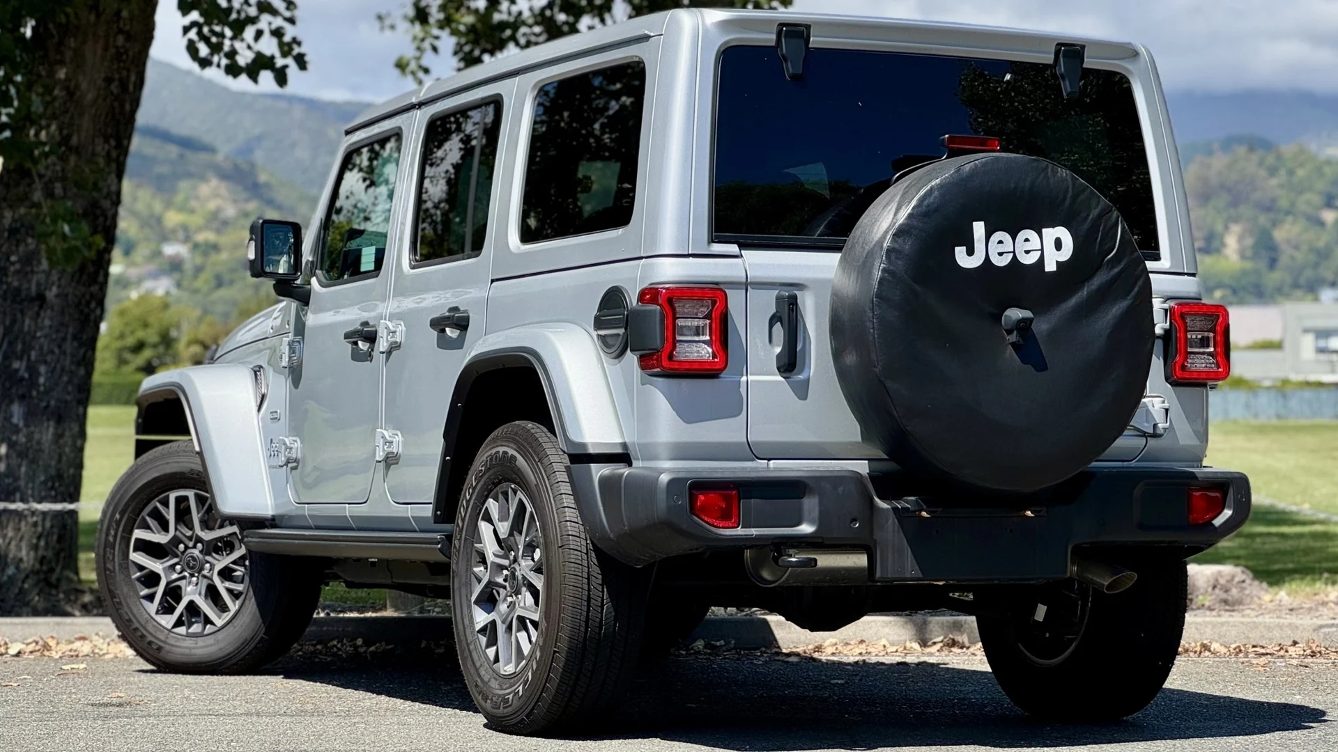 2026 Jeep Wrangler 4dr Overland 4WD - Thumbnail 2