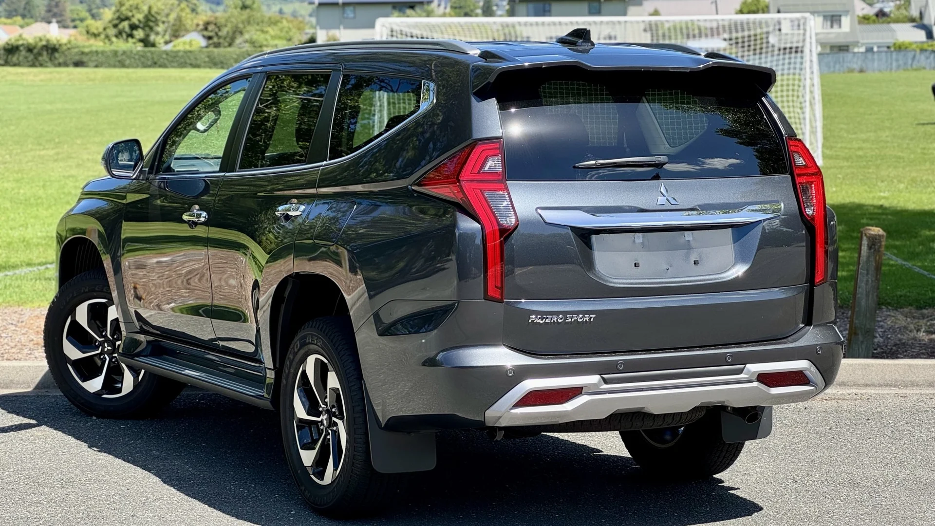 2025 Mitsubishi Pajero Sport - Thumbnail 3