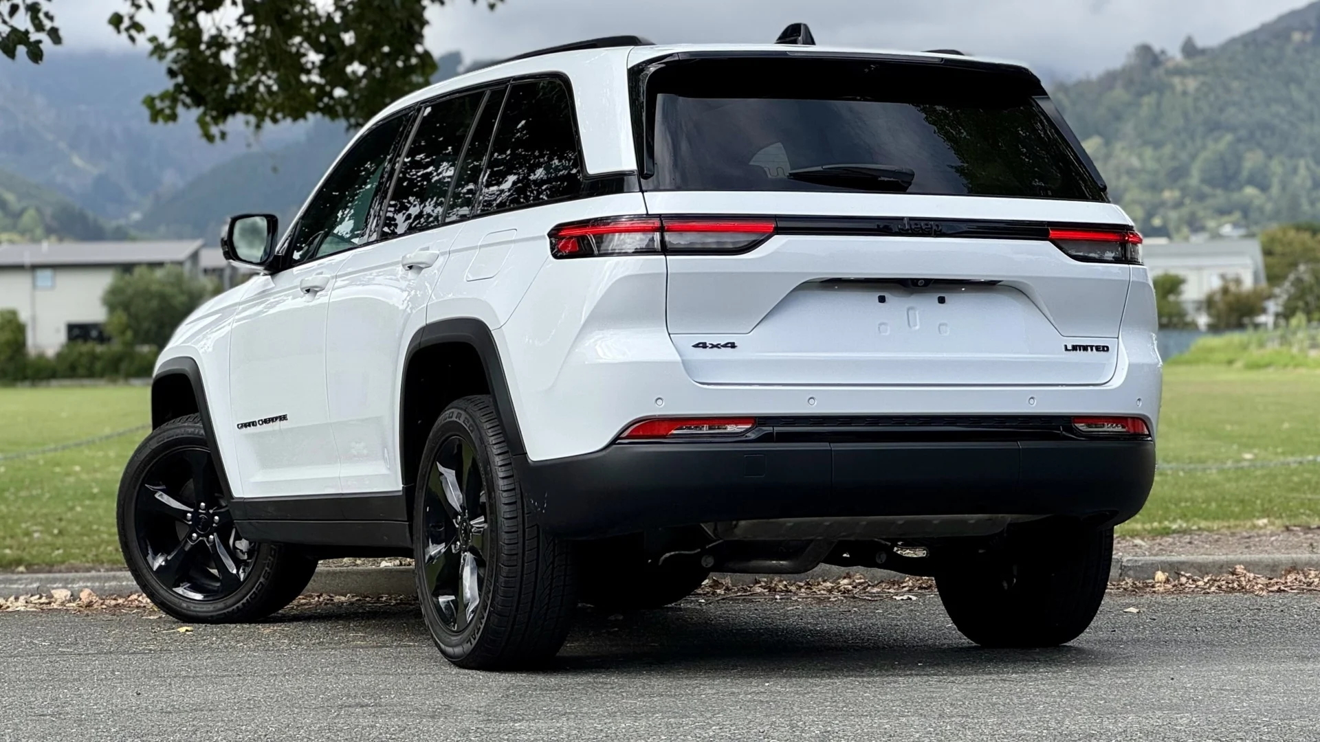 2026 Jeep Grand Cherokee - Thumbnail 2