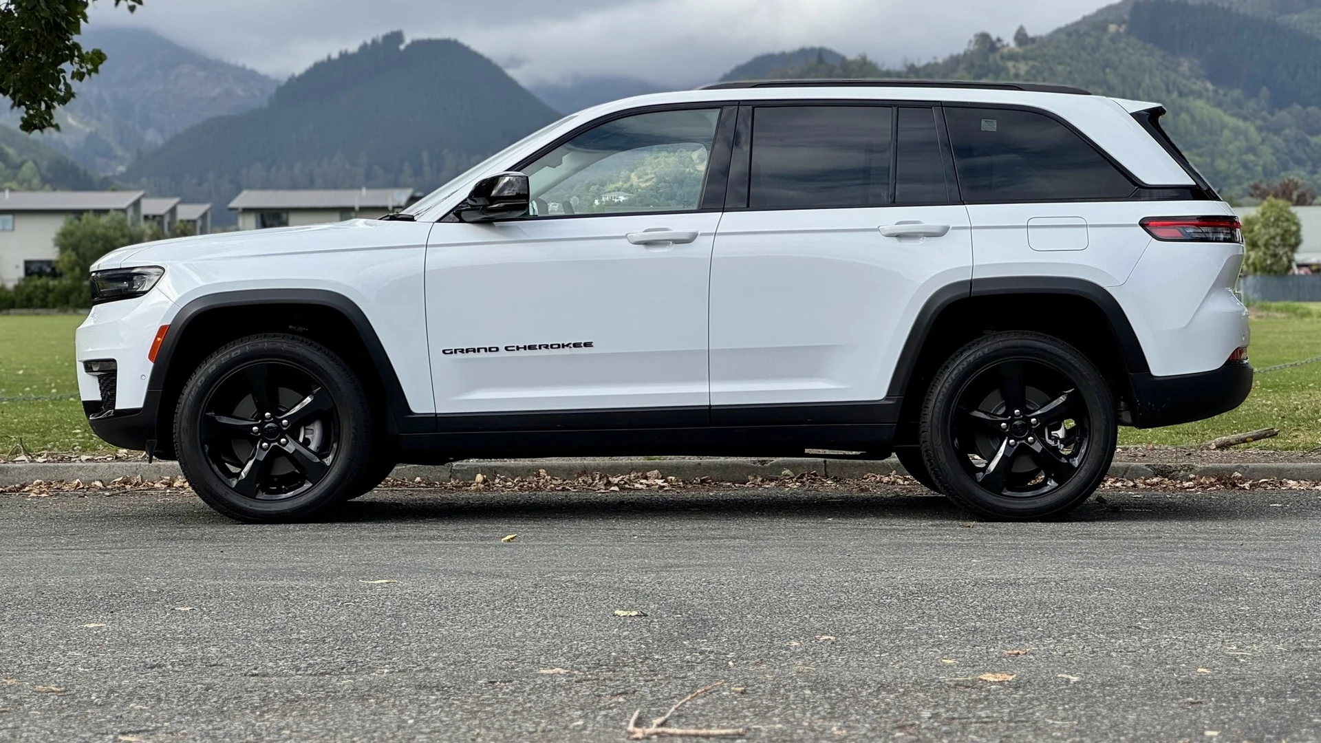 2026 Jeep Grand Cherokee - Thumbnail 3
