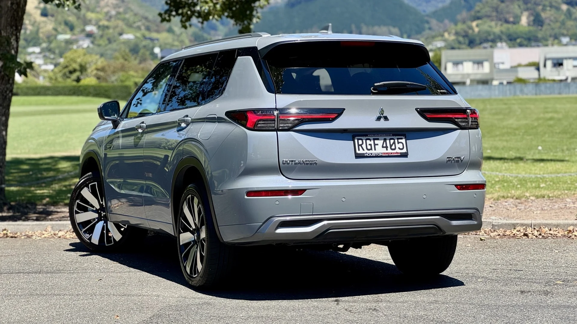 2025 Mitsubishi Outlander - Thumbnail 2