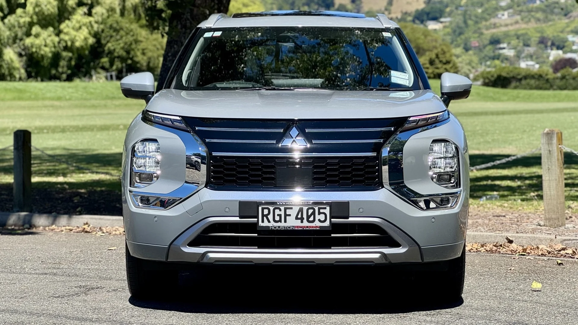 2025 Mitsubishi Outlander - Thumbnail 3