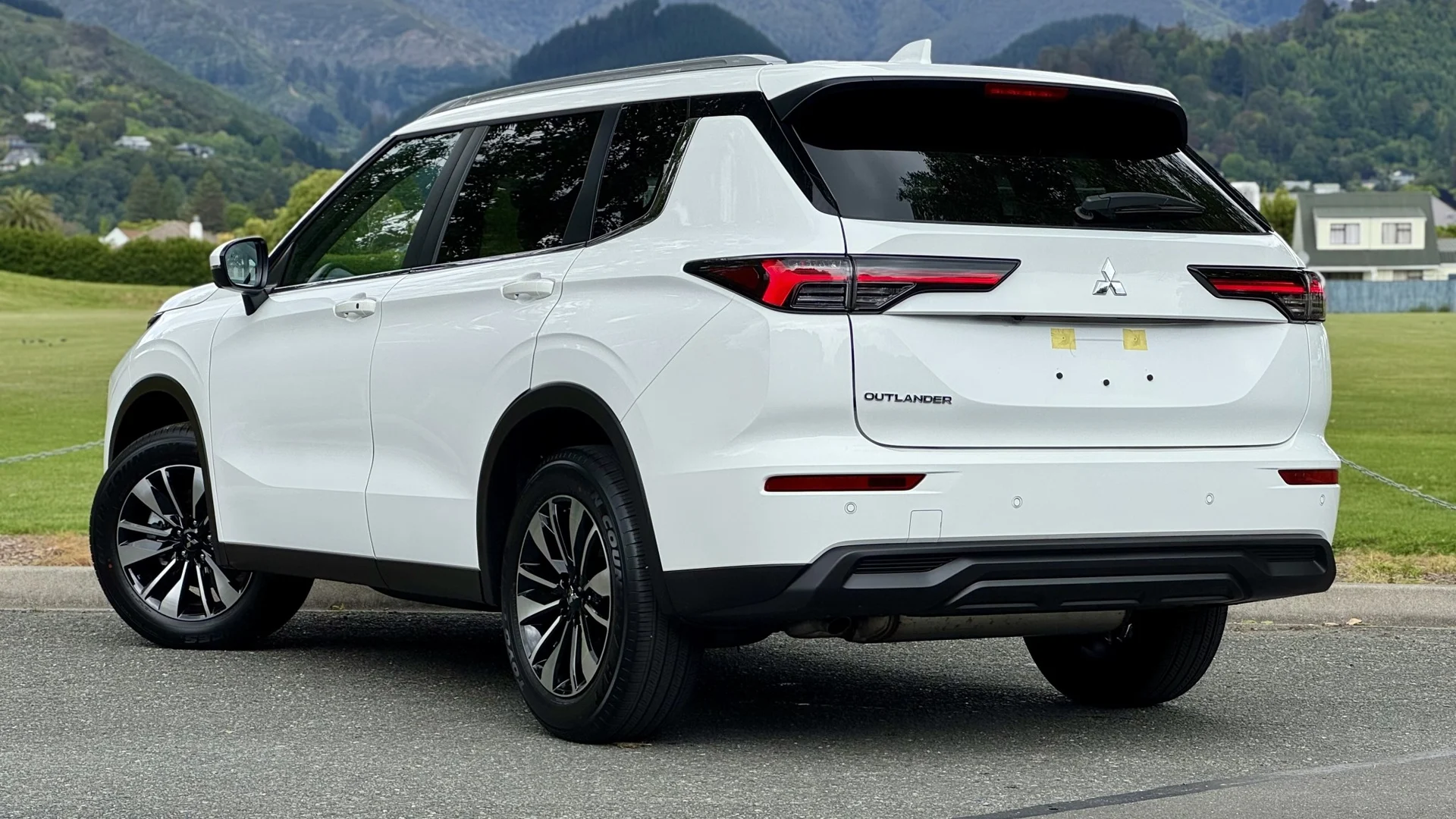 2026 Mitsubishi Outlander LS 2WD - IN STOCK - Thumbnail 2