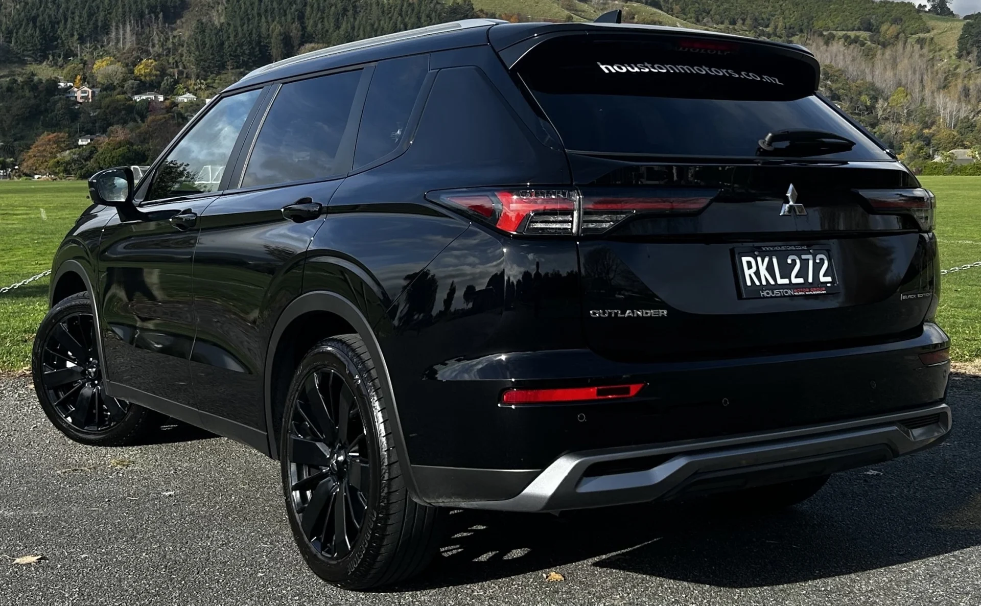 2025 Mitsubishi Outlander - Thumbnail 2