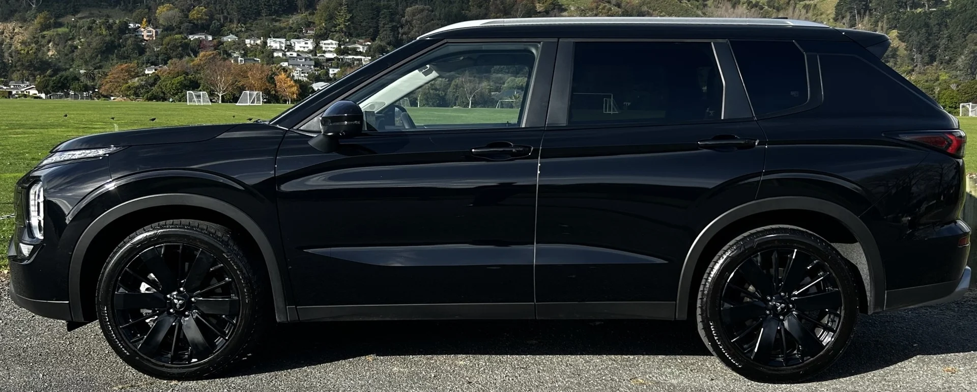 2025 Mitsubishi Outlander - Thumbnail 3