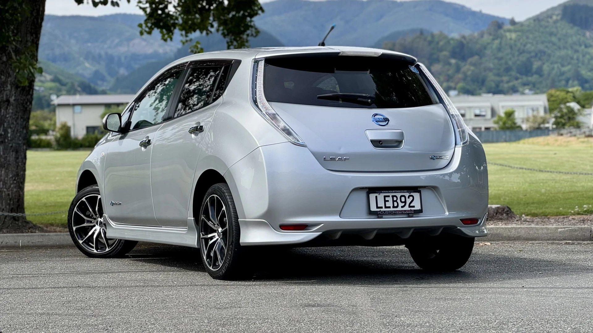 2013 Nissan LEAF - Thumbnail 2