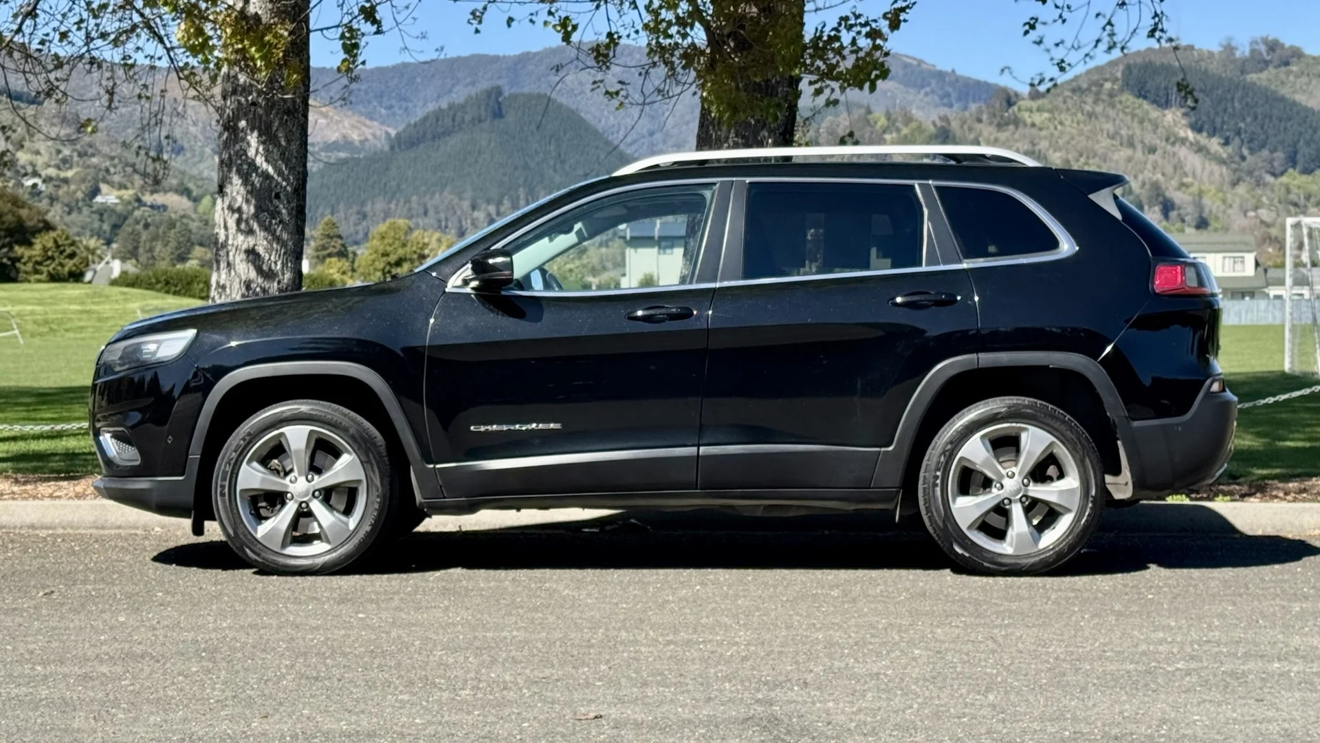 2019 Jeep Cherokee - Thumbnail 2