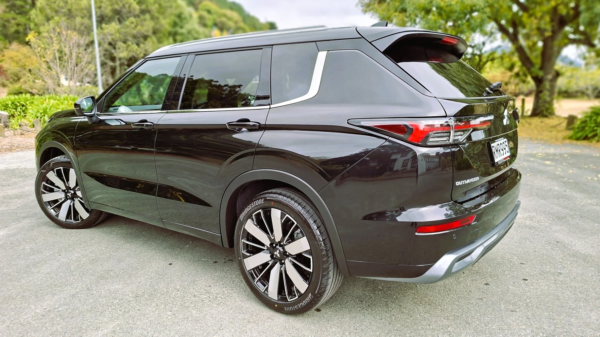 2026 Mitsubishi Outlander - Thumbnail 3