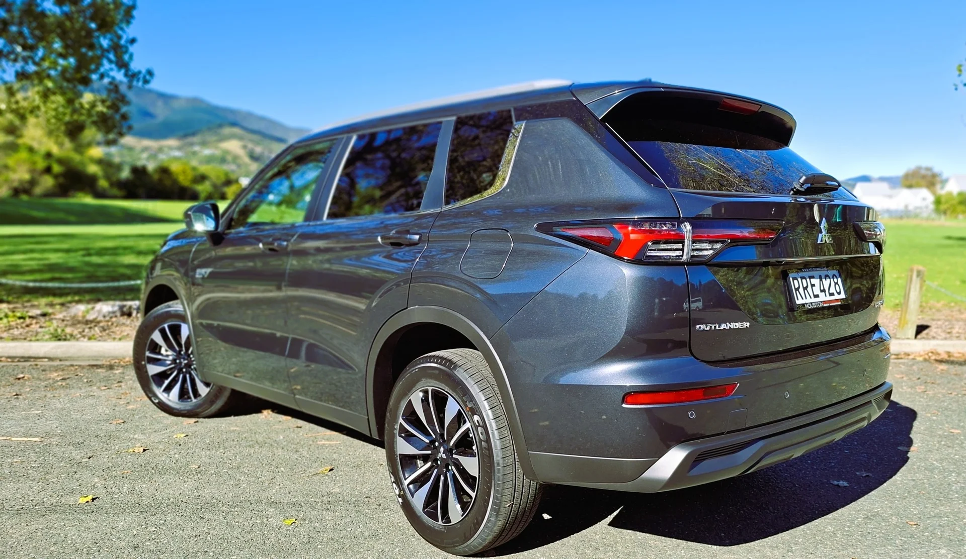 2026 Mitsubishi Outlander PHEV LS AWD - Plug In Hybrid - Thumbnail 3