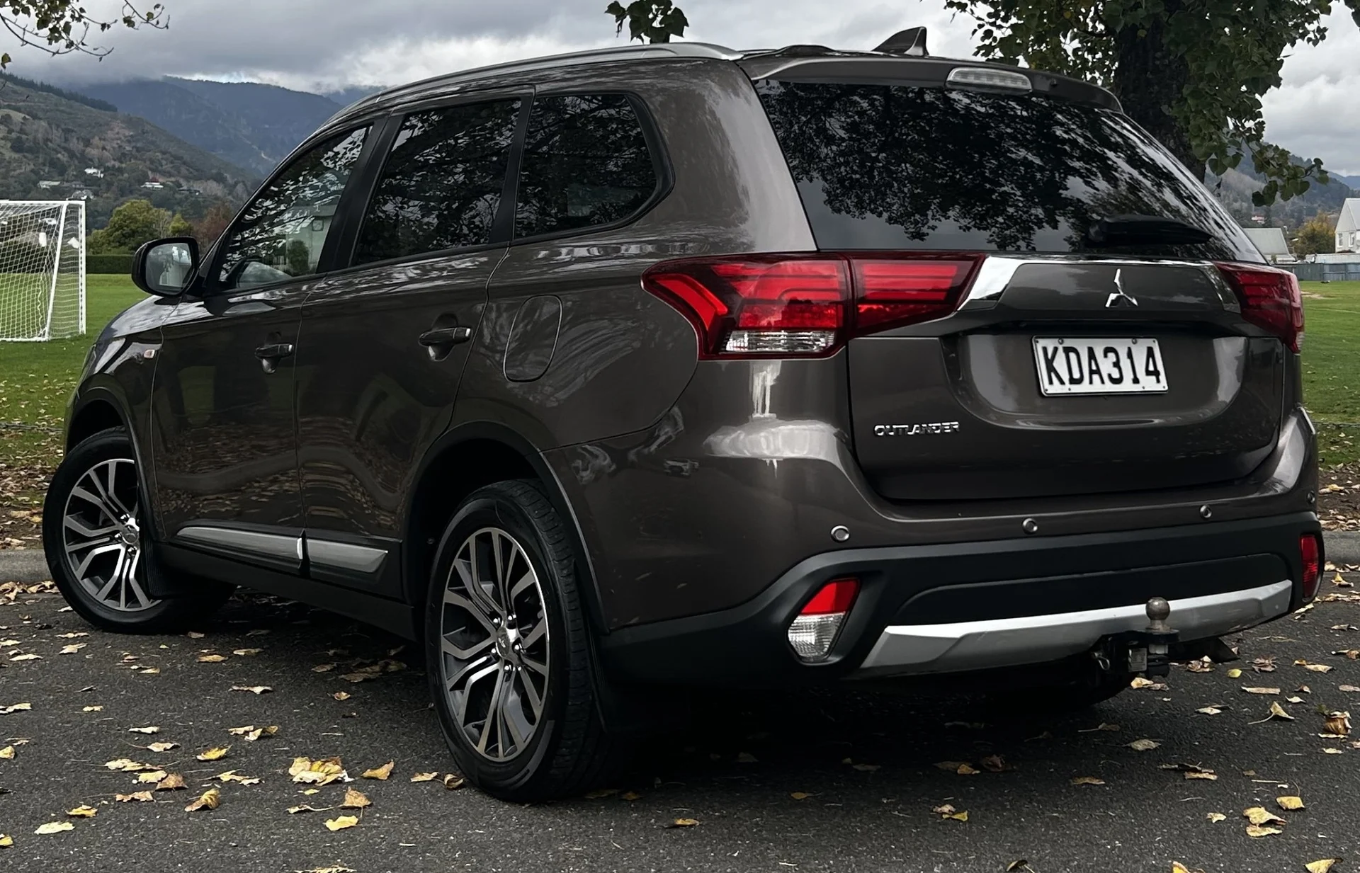 2016 Mitsubishi Outlander - Thumbnail 2