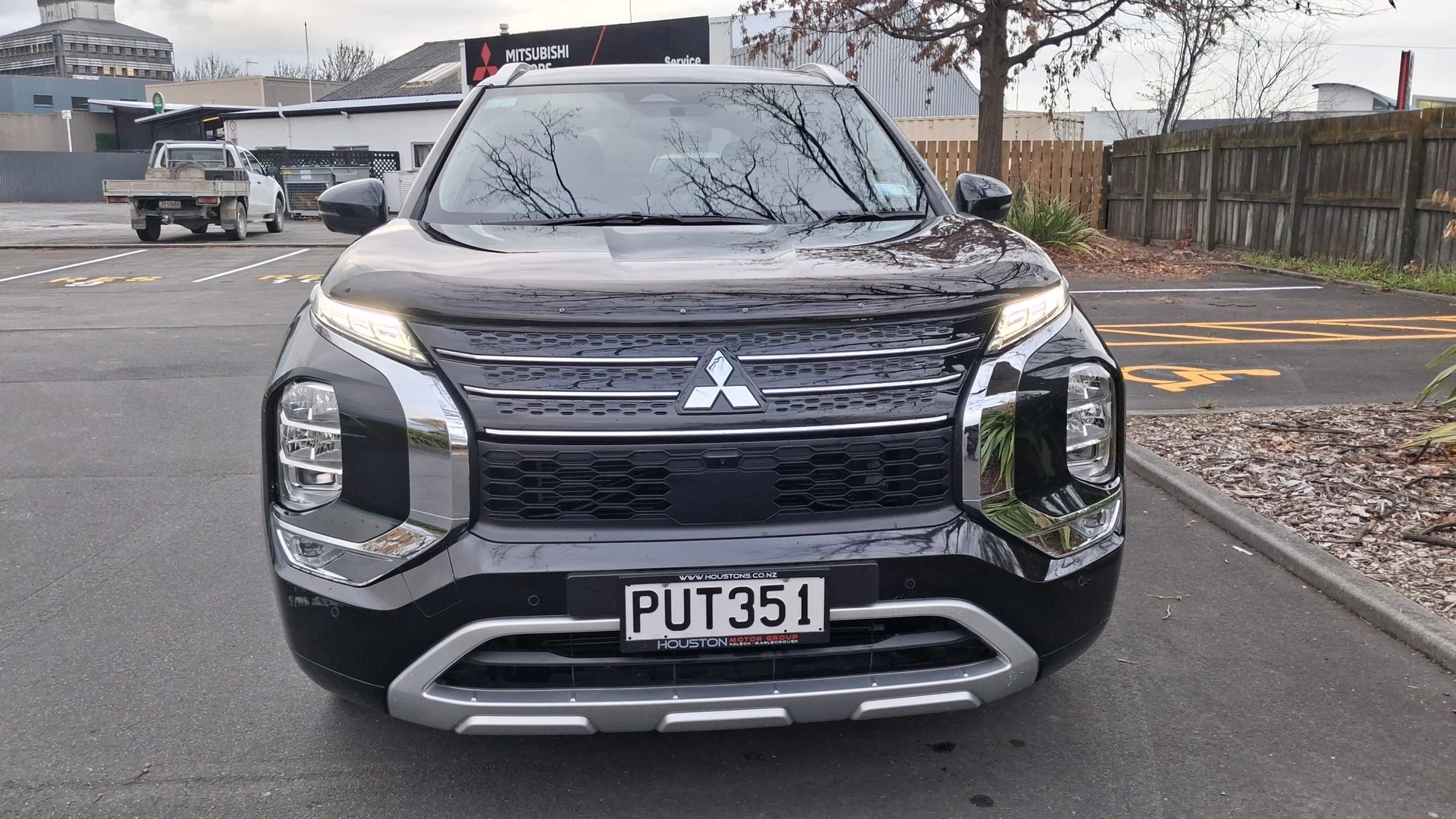 2023 Mitsubishi Outlander VRX 2.5P/4WD/CVT - Thumbnail 2