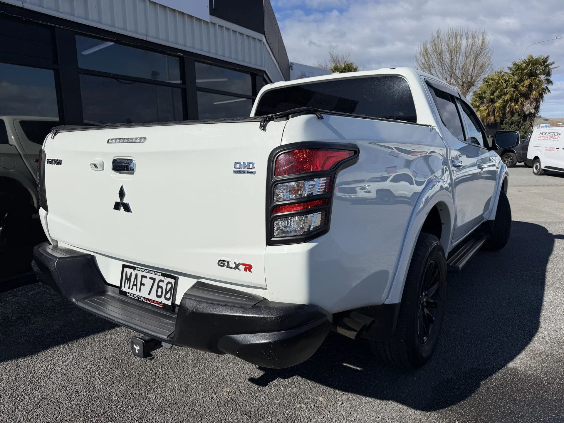2016 Mitsubishi Triton D/cab Glxr 2.4D/5AT/2WD - Thumbnail 2