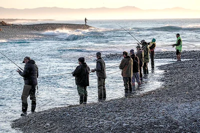 Anglers chasing the Rakaia salmon