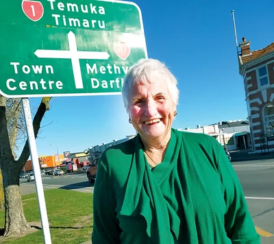 Council urged to back bilingual signs